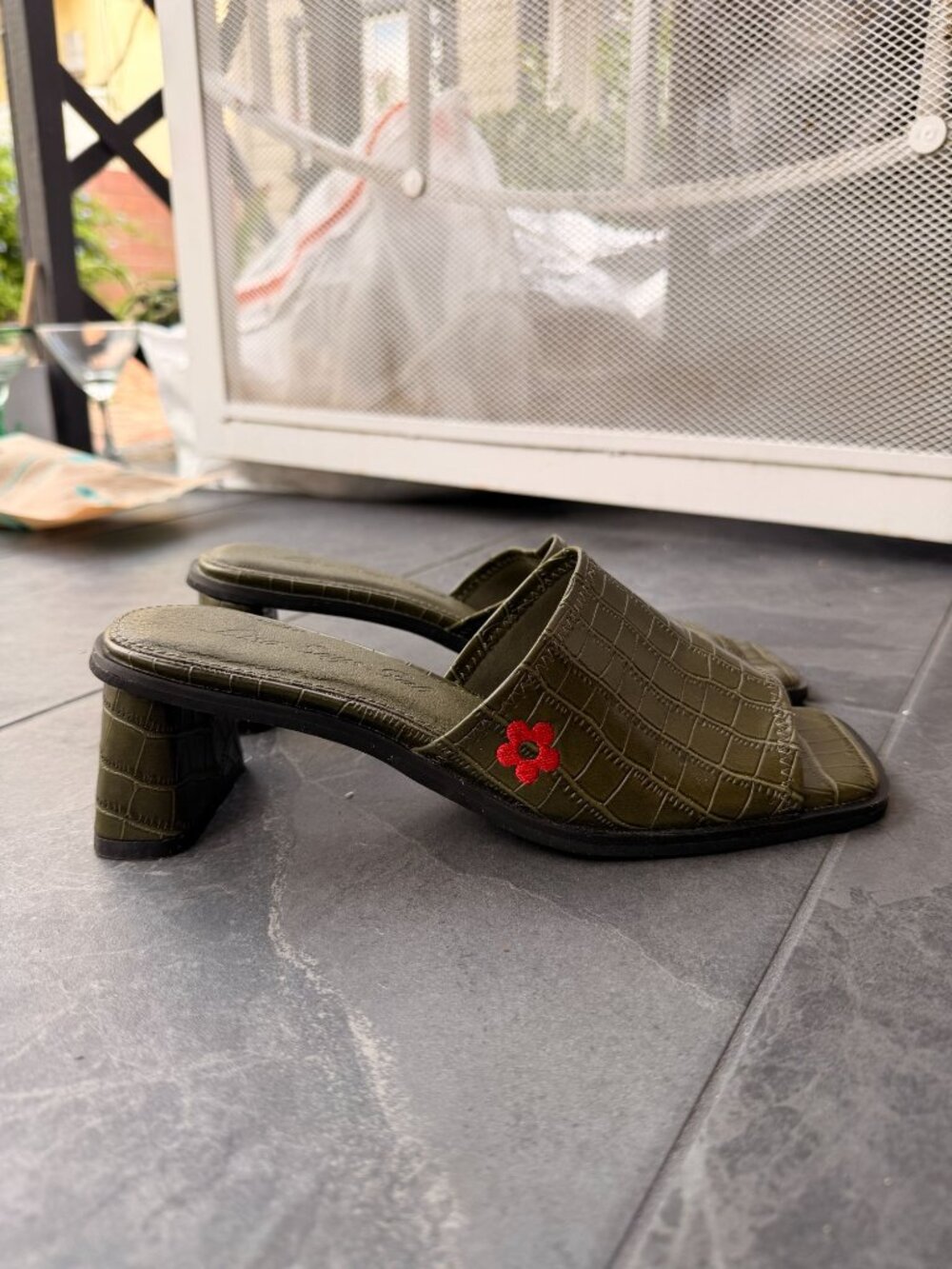 Lisa Says Gah 7.5 Olive Green Square Toe Slide Mules Croc-Embossed - Picture 6 of 8